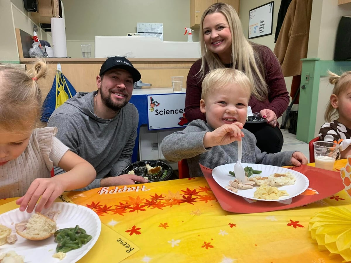 children eating thanksgiving lunch