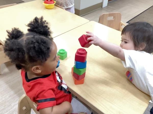 children stacking blocks