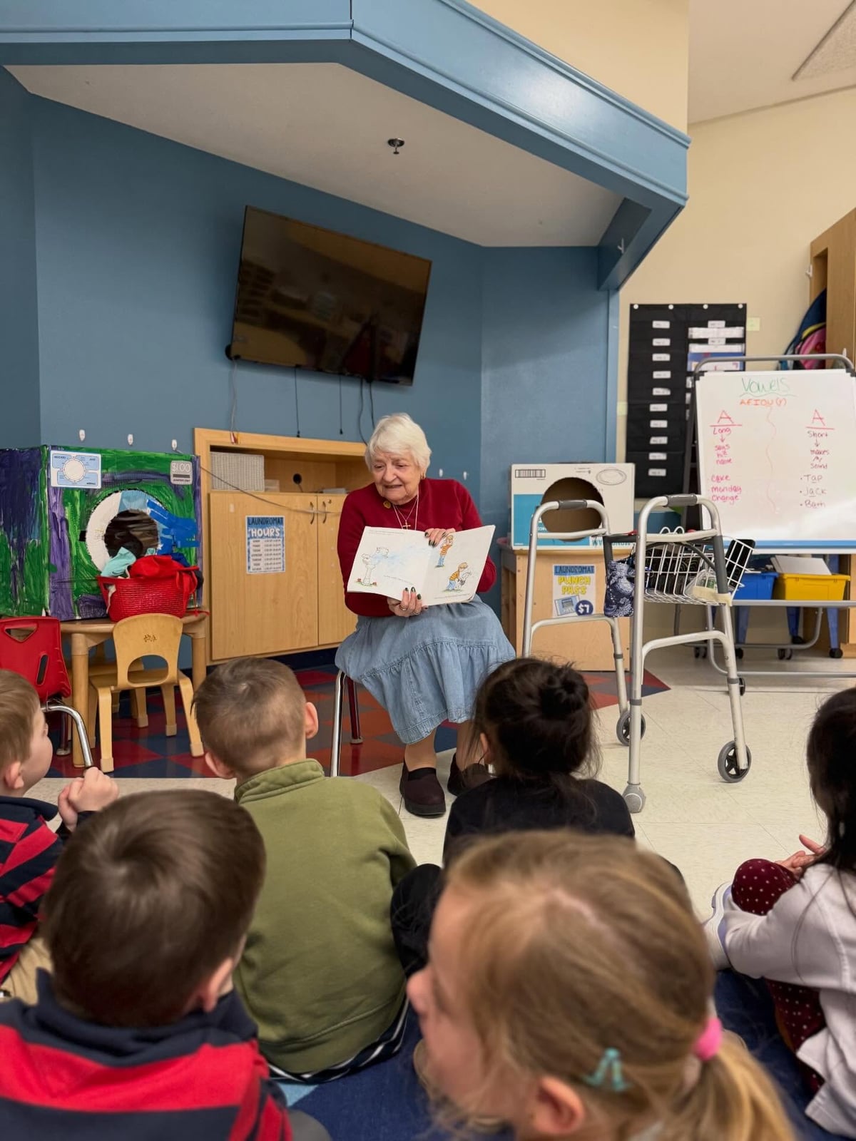 Benefits of the Kindergarten Program at Primrose School of Burlington, preschool and day care center serving Burlington, Billerica, Pinehurst, Lexington, Bedford, and Nutting Lake. Early childhood education focused on reading, writing, math development, critical thinking, creativity, independence, academic success, and elementary school readiness.