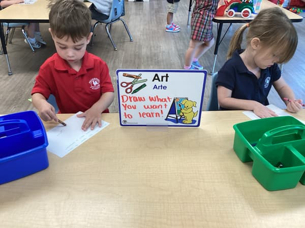 children using art