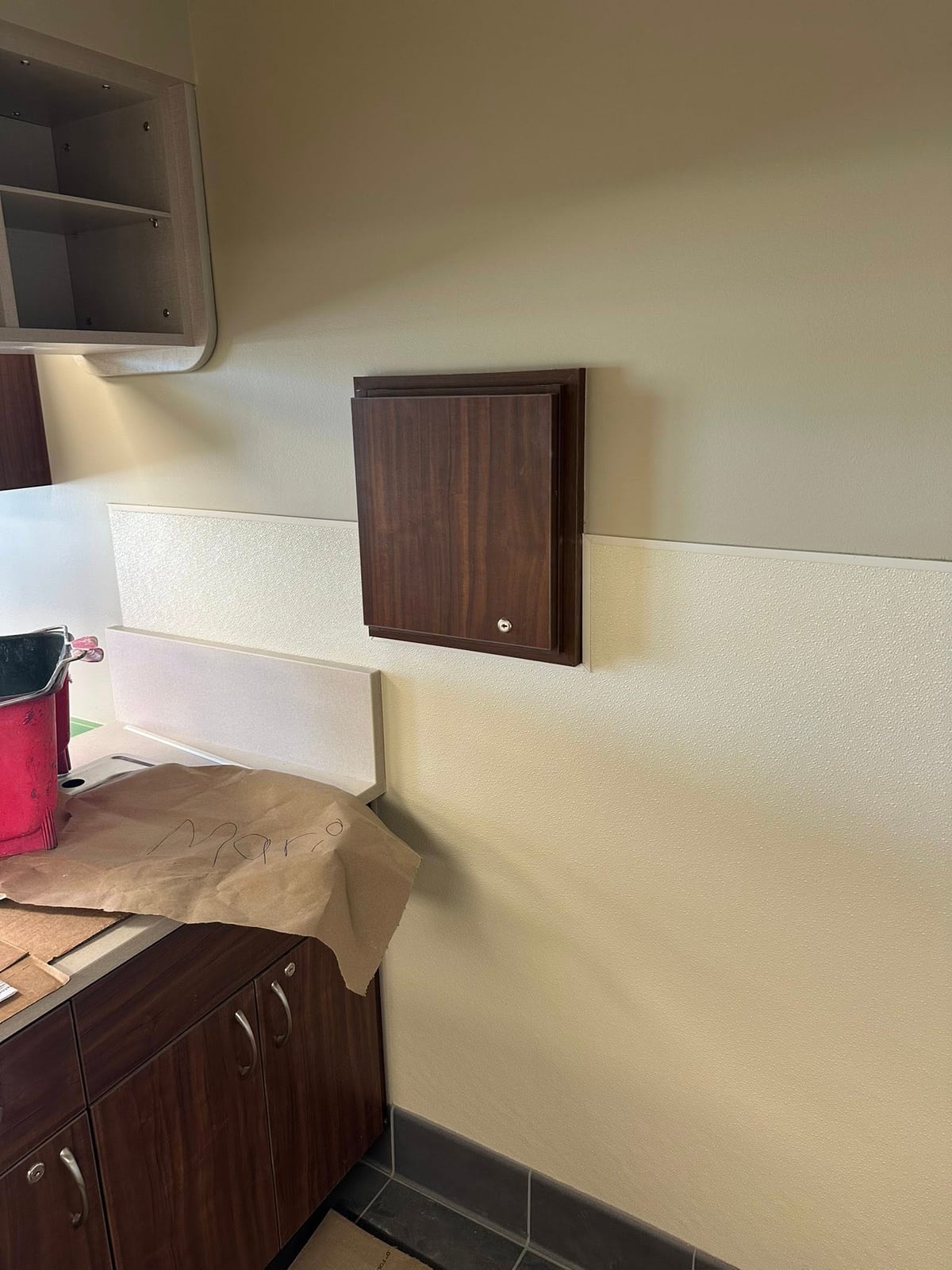 Each classroom is equipped with a disinfectant spray lockbox for disinfectant spray bottles.